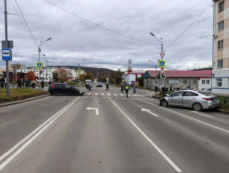 Пятилетний ребенок и двое взрослых пострадали в ДТП в Магадане Пятилетний ребенок и двое взрослых пострадали в ДТП в Магадане
