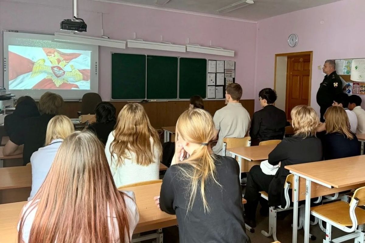 Офицеры Росгвардии провели профориентационное занятие с магаданскими школьниками Офицеры Росгвардии провели профориентационное занятие с магаданскими школьниками