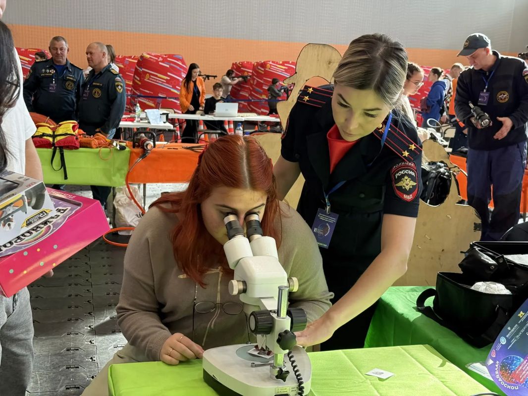 Полицейские приглашают колымчан принять участие в дальневосточном фестивале «Наука для всех», который в этот момент проходит в спорткомплексе «Президентский» Полицейские приглашают колымчан принять участие в дальневосточном фестивале «Наука для всех», который в этот момент проходит в спорткомплексе «Президентский»