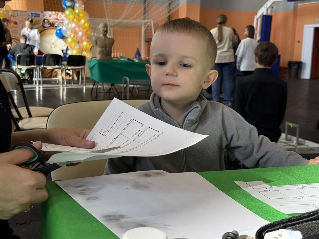 Полицейские приглашают колымчан принять участие в дальневосточном фестивале «Наука для всех», который в этот момент проходит в спорткомплексе «Президентский» Полицейские приглашают колымчан принять участие в дальневосточном фестивале «Наука для всех», который в этот момент проходит в спорткомплексе «Президентский»
