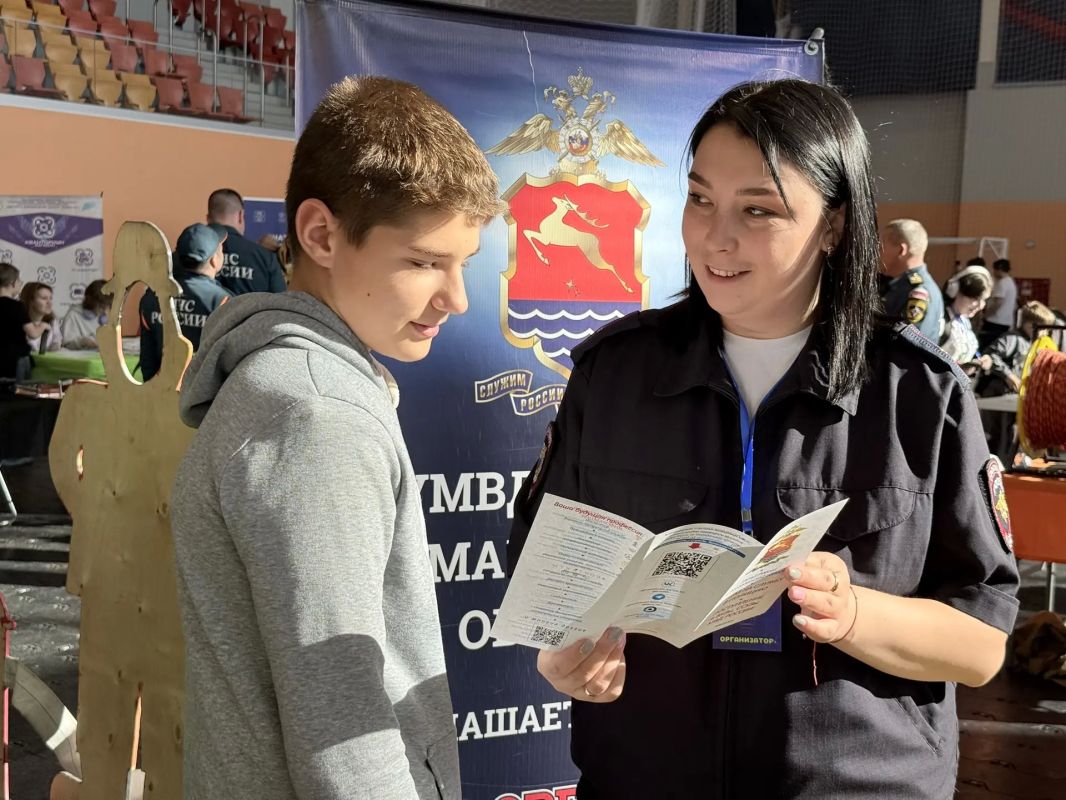 Полицейские приглашают колымчан принять участие в дальневосточном фестивале «Наука для всех», который в этот момент проходит в спорткомплексе «Президентский» Полицейские приглашают колымчан принять участие в дальневосточном фестивале «Наука для всех», который в этот момент проходит в спорткомплексе «Президентский»
