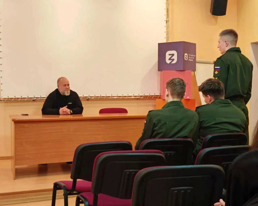 Ветеран СВО Дмитрий Кушнир провел Урок мужества в магаданском СВГУ