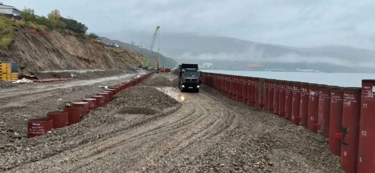 Строители ведут работы по укреплению берега Охотского моря от парка "Маяк" до инфекционной больницы Строители ведут работы по укреплению берега Охотского моря от парка "Маяк" до инфекционной больницы