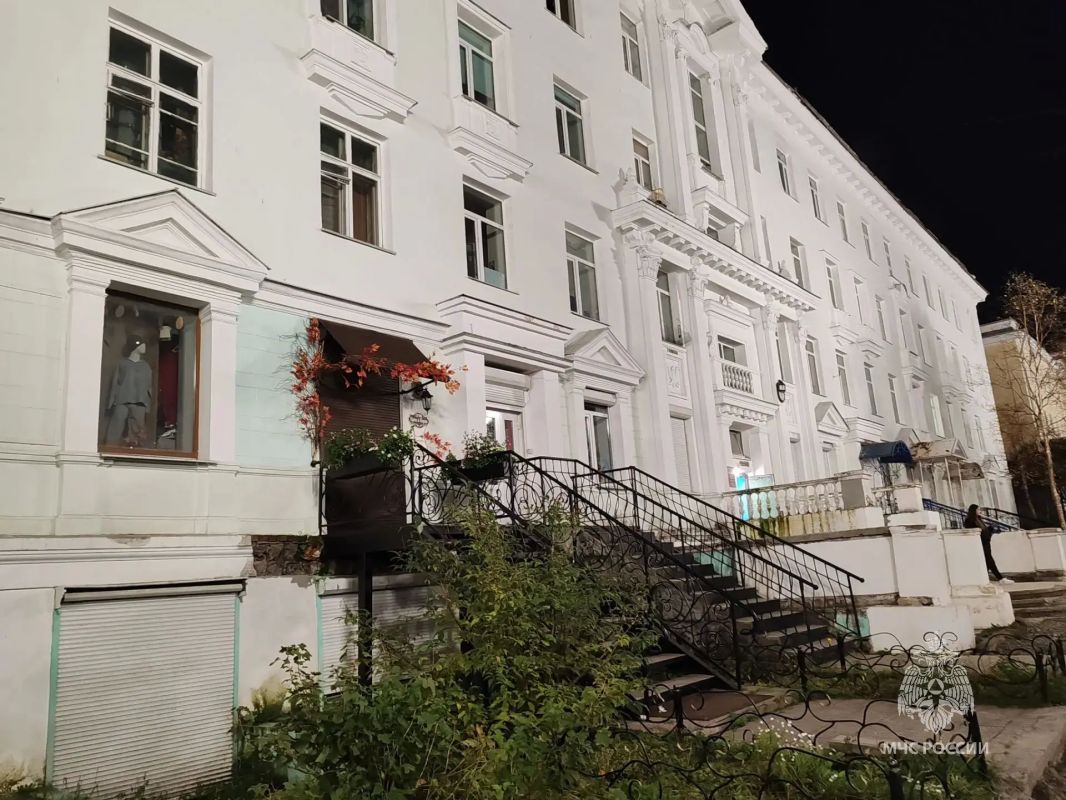 В Магадане пожарные спасли двух мужчин из задымлённого подвала В Магадане пожарные спасли двух мужчин из задымлённого подвала
