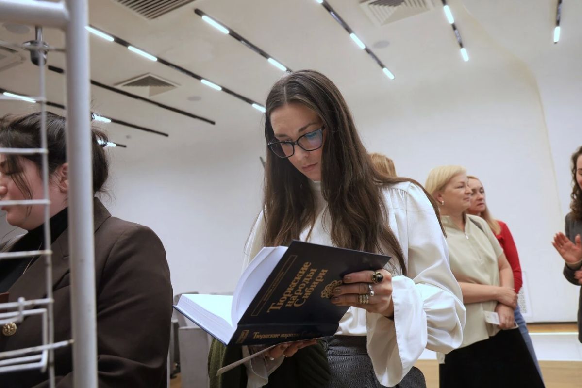 В Магадане презентовали академическую серию книг «Народы и культуры» В Магадане презентовали академическую серию книг «Народы и культуры»