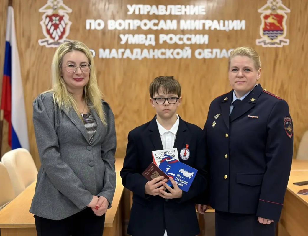 В Магадане полицейские и общественники вручили 14-летним ребятам их первые паспорта гражданина РФ В Магадане полицейские и общественники вручили 14-летним ребятам их первые паспорта гражданина РФ