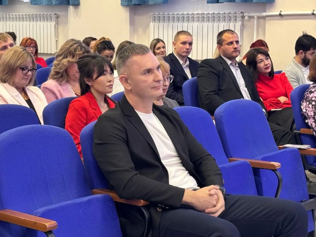 Первый заместитель председателя Магаданской городской Думы Петр Бурмистров принял участие в торжественном праздновании Дня учителя Первый заместитель председателя Магаданской городской Думы Петр Бурмистров принял участие в торжественном праздновании Дня учителя