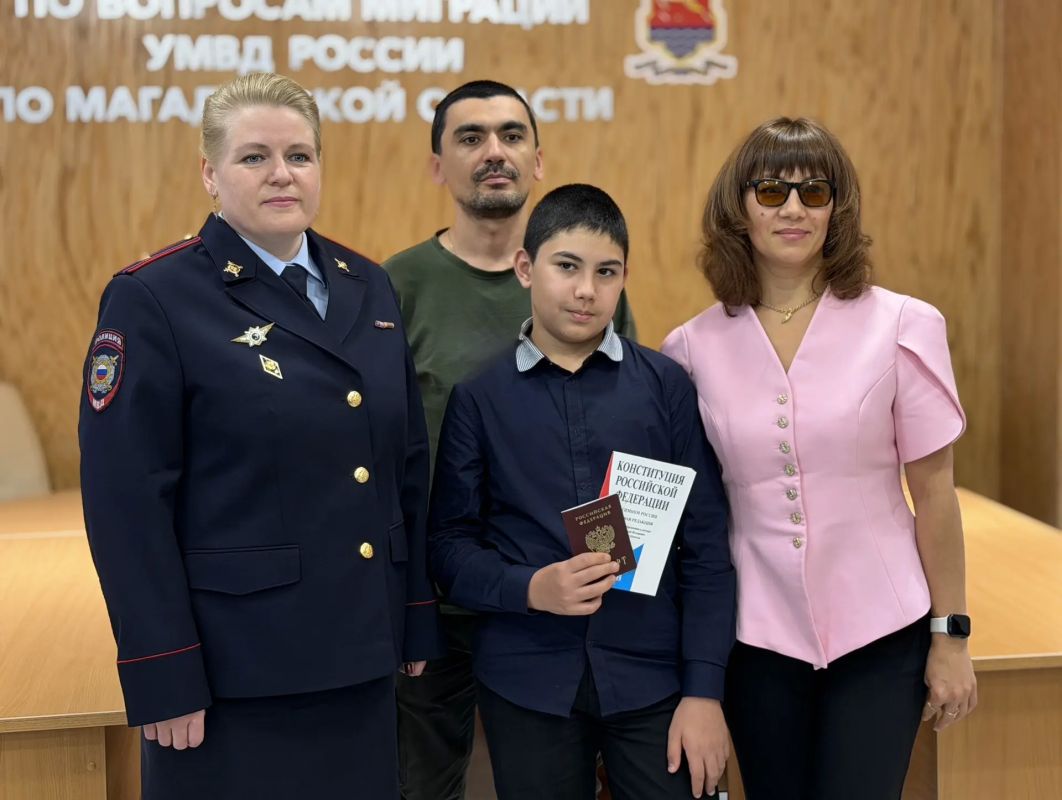 В Магадане полицейские и общественники вручили 14-летним ребятам их первые паспорта гражданина РФ В Магадане полицейские и общественники вручили 14-летним ребятам их первые паспорта гражданина РФ
