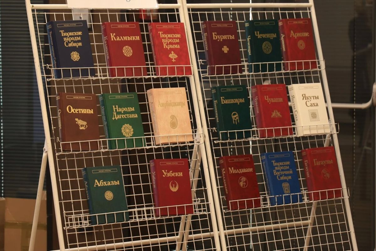 В Магадане презентовали академическую серию книг «Народы и культуры» В Магадане презентовали академическую серию книг «Народы и культуры»