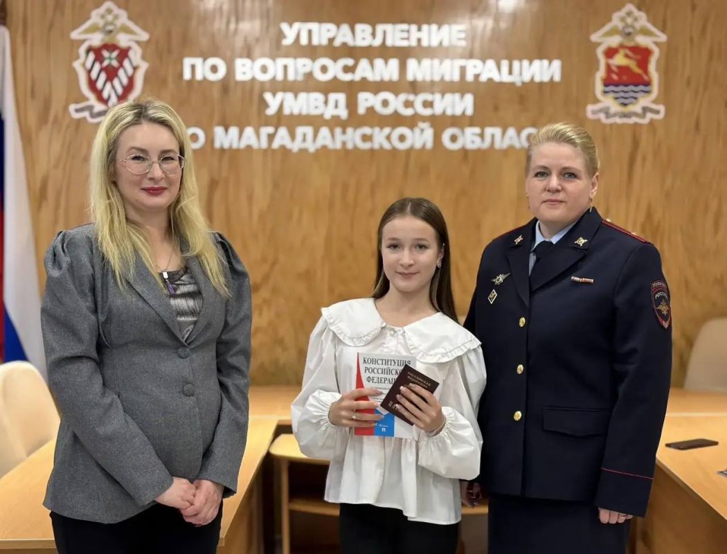 В Магадане полицейские и общественники вручили 14-летним ребятам их первые паспорта гражданина РФ В Магадане полицейские и общественники вручили 14-летним ребятам их первые паспорта гражданина РФ
