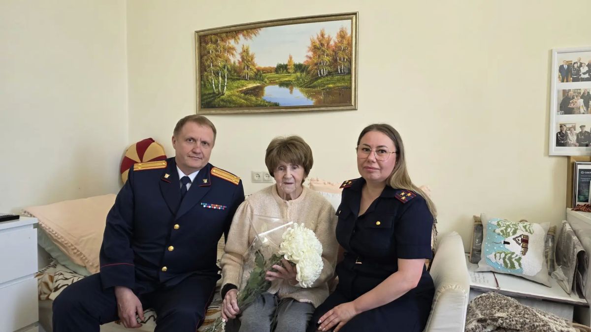 Сотрудники следственного управления СК России по Магаданской области поздравили ветерана Великой Отечественной войны