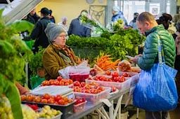 Лариса Поликанова: В минувшую субботу ярмарка выходного дня переехала под крышу «Зелёного рынка» на ул. Гагарина, 5 Лариса Поликанова: В минувшую субботу ярмарка выходного дня переехала под крышу «Зелёного рынка» на ул. Гагарина, 5