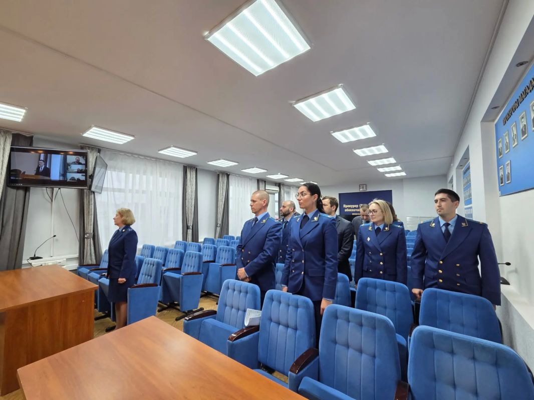 В прокуратуре Магаданской области в торжественной обстановке помощник прокурора Омсукчанского района Геннадий Сафонкин принял Присягу прокурора посвятить себя служению закону В прокуратуре Магаданской области в торжественной обстановке помощник прокурора Омсукчанского района Геннадий Сафонкин принял Присягу прокурора посвятить себя служению закону