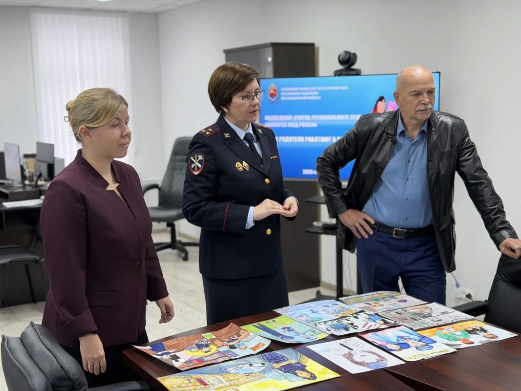 В Магадане полицейские и общественники выбрали лучшие детские рисунки регионального этапа конкурса МВД России «Мои родители работают в полиции» В Магадане полицейские и общественники выбрали лучшие детские рисунки регионального этапа конкурса МВД России «Мои родители работают в полиции»