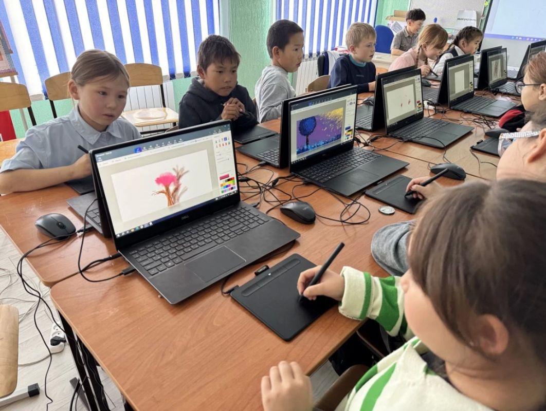 Эвенские школьники изучают программирование и робототехнику с мобильным технопарком Кванториум