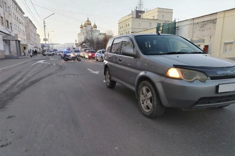 В Магадане госавтоинспекторы устанавливают обстоятельства ДТП на улице Пролетарской, в котором пострадал мотоциклист В Магадане госавтоинспекторы устанавливают обстоятельства ДТП на улице Пролетарской, в котором пострадал мотоциклист