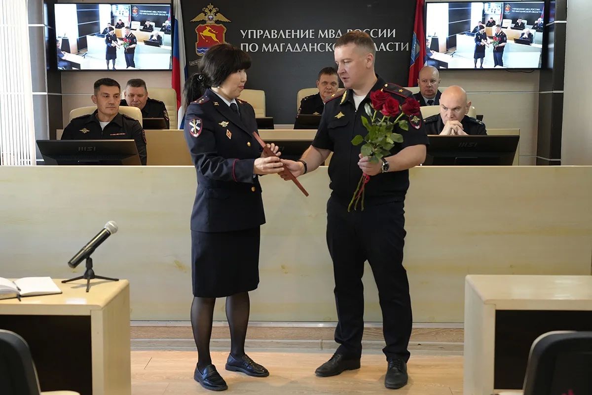 В Магаданской области полицейские поздравили с профессиональным праздником сотрудников кадровых подразделений и медико-санитарной части В Магаданской области полицейские поздравили с профессиональным праздником сотрудников кадровых подразделений и медико-санитарной части