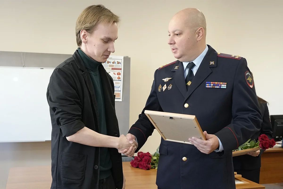 В Магаданской области полицейские поздравили с профессиональным праздником сотрудников кадровых подразделений и медико-санитарной части В Магаданской области полицейские поздравили с профессиональным праздником сотрудников кадровых подразделений и медико-санитарной части