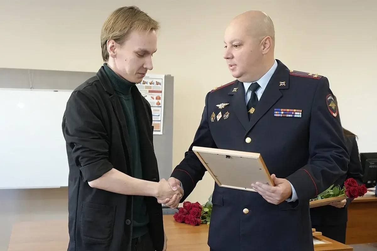 В Магаданской области полицейские поздравили с профессиональным праздником сотрудников кадровых подразделений и медико-санитарной части В Магаданской области полицейские поздравили с профессиональным праздником сотрудников кадровых подразделений и медико-санитарной части