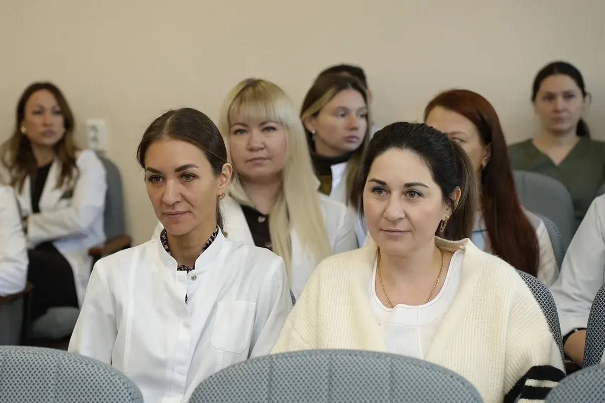 В Магаданской области полицейские поздравили с профессиональным праздником сотрудников кадровых подразделений и медико-санитарной части В Магаданской области полицейские поздравили с профессиональным праздником сотрудников кадровых подразделений и медико-санитарной части