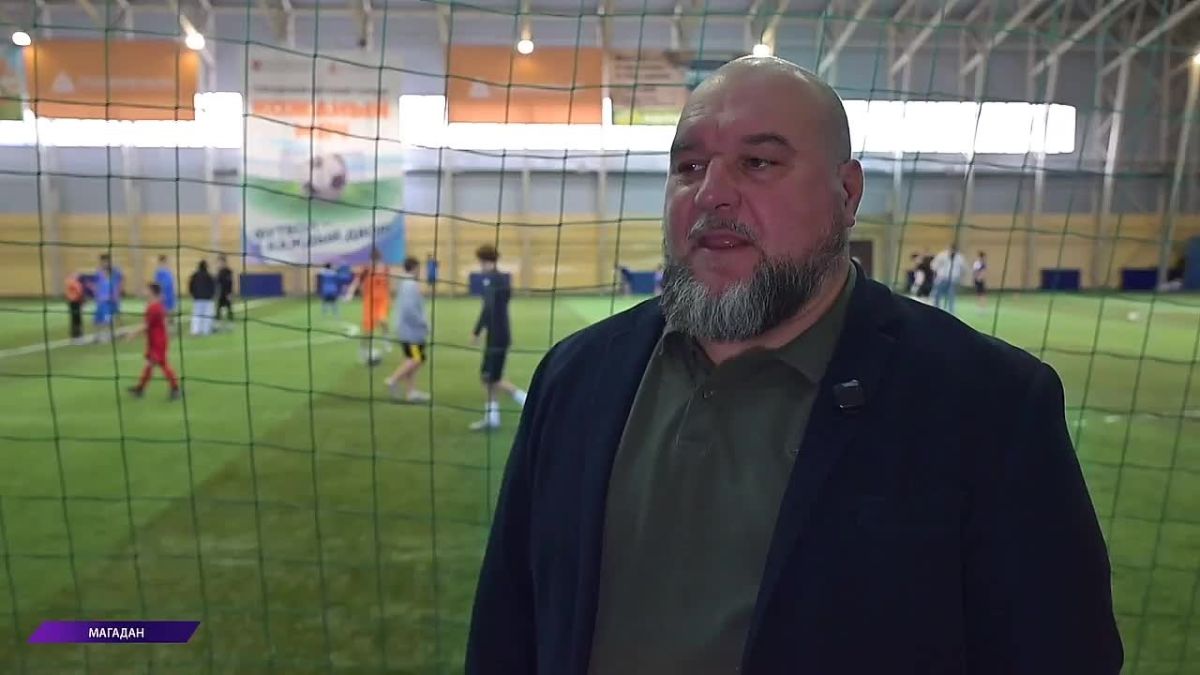 «Кожаный мяч» в Магадане: юные футболисты борются за кубки и звания лучших