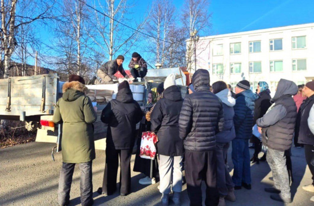 Жители поселка Палатка получили 3,5 тонны социального лосося на Колыме Жители поселка Палатка получили 3,5 тонны социального лосося на Колыме