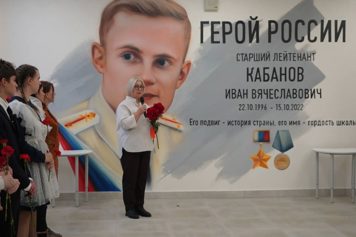В холле магаданской гимназии № 13 открыли мурал в честь Героя России Ивана Кабанова В холле магаданской гимназии № 13 открыли мурал в честь Героя России Ивана Кабанова