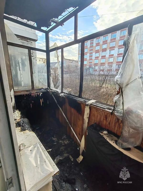 Горящий балкон пятиэтажки потушили пожарные в Магадане Горящий балкон пятиэтажки потушили пожарные в Магадане