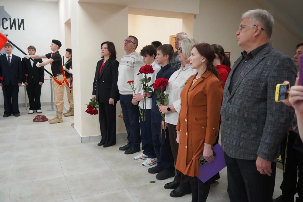 В холле магаданской гимназии № 13 открыли мурал в честь Героя России Ивана Кабанова В холле магаданской гимназии № 13 открыли мурал в честь Героя России Ивана Кабанова