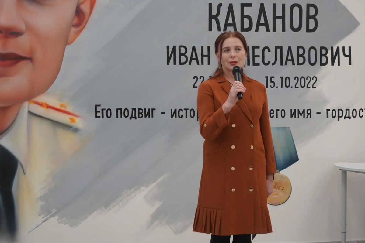 В холле магаданской гимназии № 13 открыли мурал в честь Героя России Ивана Кабанова В холле магаданской гимназии № 13 открыли мурал в честь Героя России Ивана Кабанова