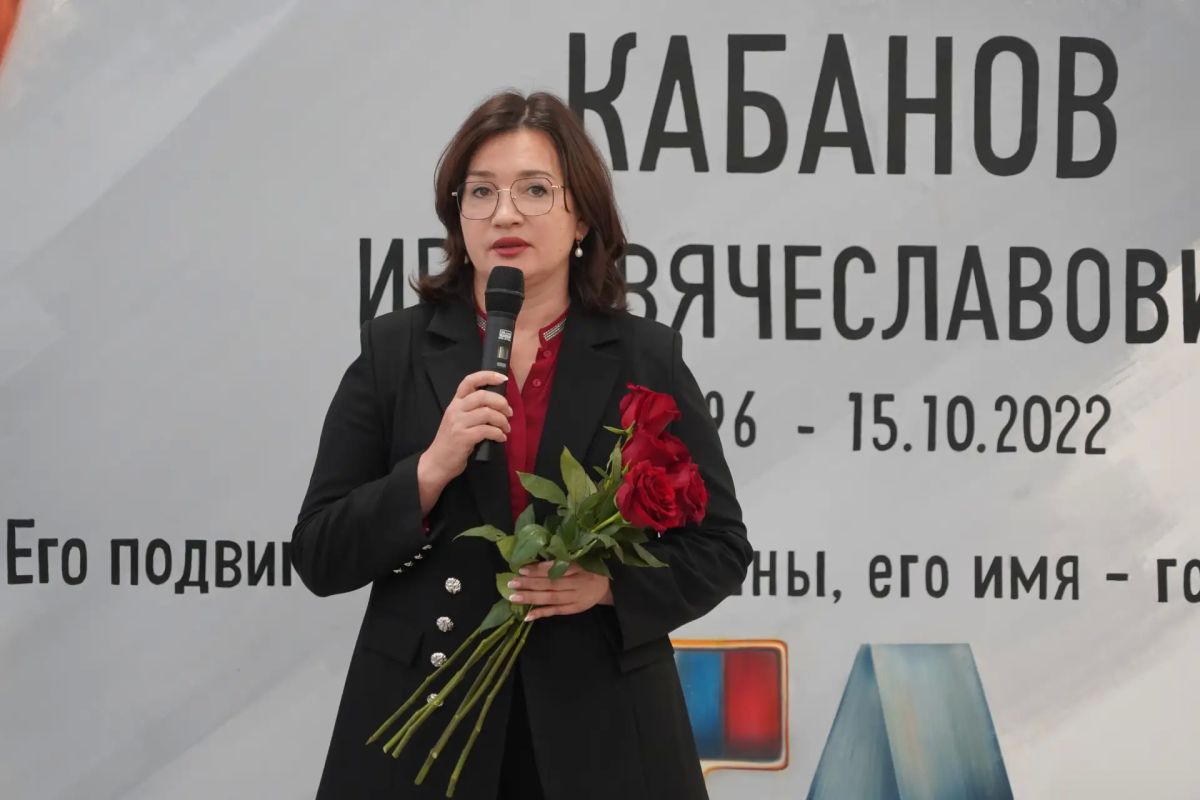 В холле магаданской гимназии № 13 открыли мурал в честь Героя России Ивана Кабанова В холле магаданской гимназии № 13 открыли мурал в честь Героя России Ивана Кабанова