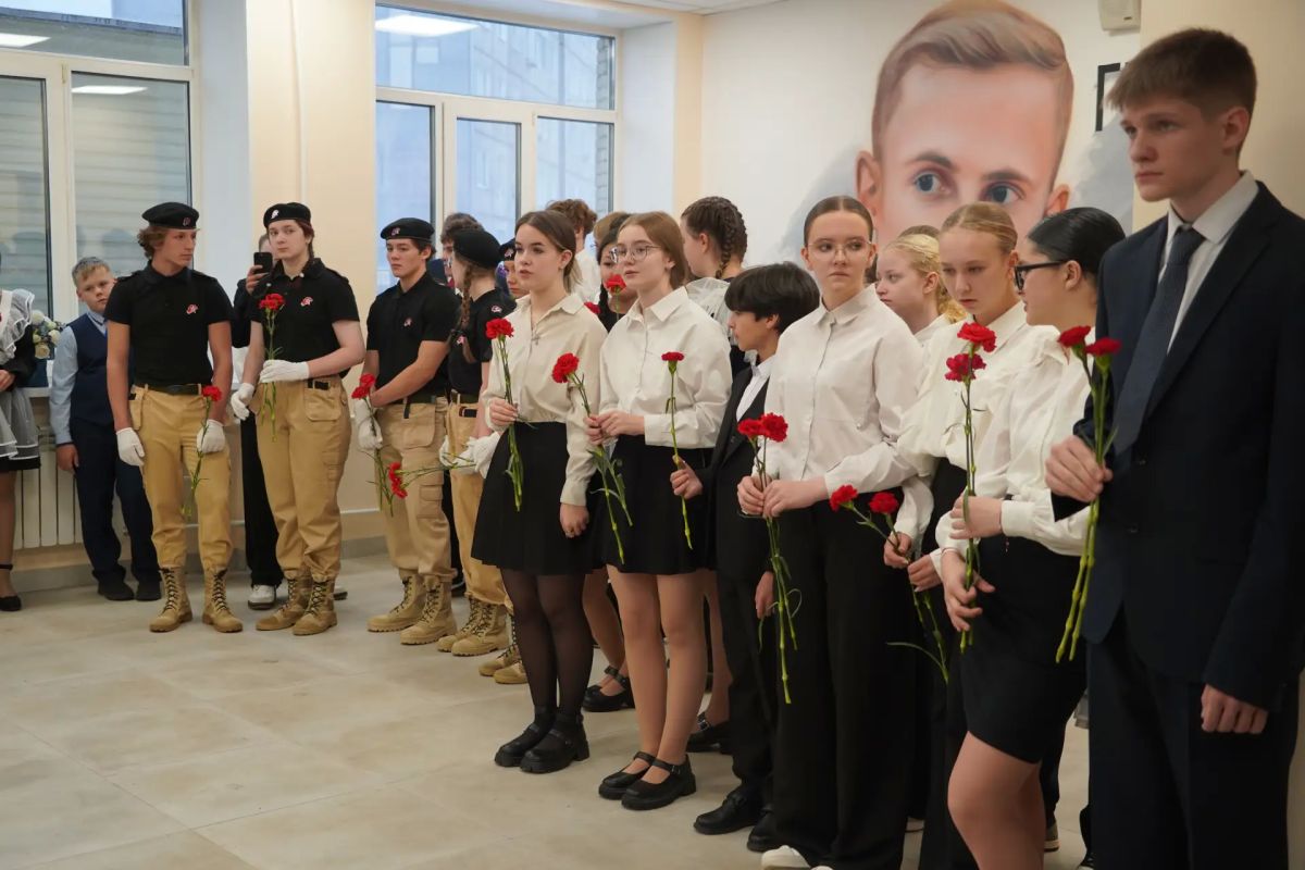 В холле магаданской гимназии № 13 открыли мурал в честь Героя России Ивана Кабанова В холле магаданской гимназии № 13 открыли мурал в честь Героя России Ивана Кабанова