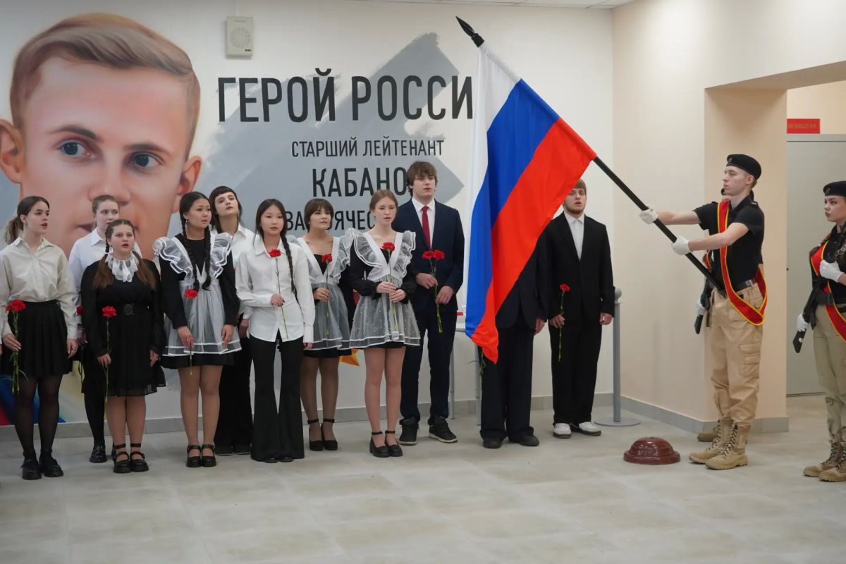 В холле магаданской гимназии № 13 открыли мурал в честь Героя России Ивана Кабанова В холле магаданской гимназии № 13 открыли мурал в честь Героя России Ивана Кабанова