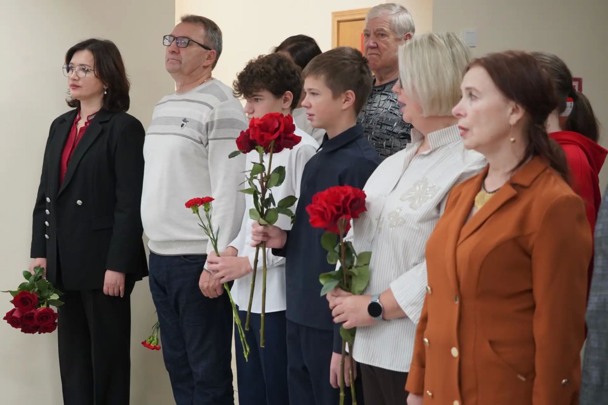 В холле магаданской гимназии № 13 открыли мурал в честь Героя России Ивана Кабанова В холле магаданской гимназии № 13 открыли мурал в честь Героя России Ивана Кабанова