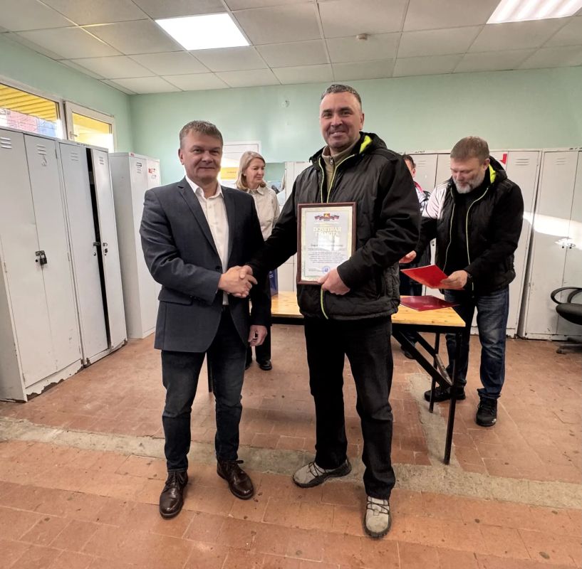 Председатель Магаданской городской Думы Сергей Смирнов поздравил работников ГЭЛУДа с Днём работников дорожного хозяйства Председатель Магаданской городской Думы Сергей Смирнов поздравил работников ГЭЛУДа с Днём работников дорожного хозяйства