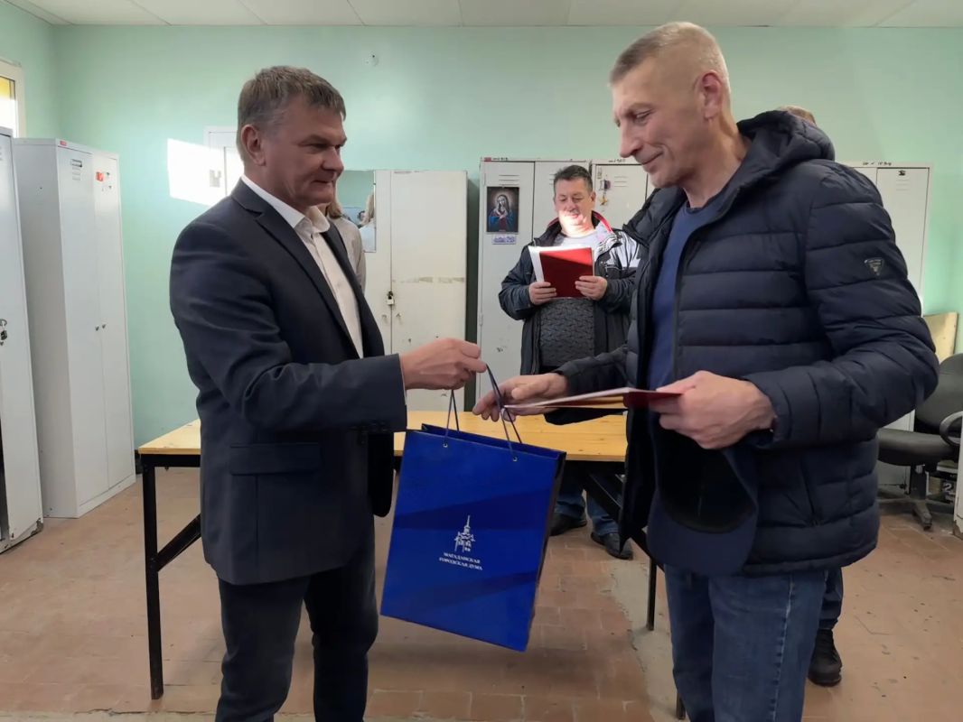 Председатель Магаданской городской Думы Сергей Смирнов поздравил работников ГЭЛУДа с Днём работников дорожного хозяйства Председатель Магаданской городской Думы Сергей Смирнов поздравил работников ГЭЛУДа с Днём работников дорожного хозяйства