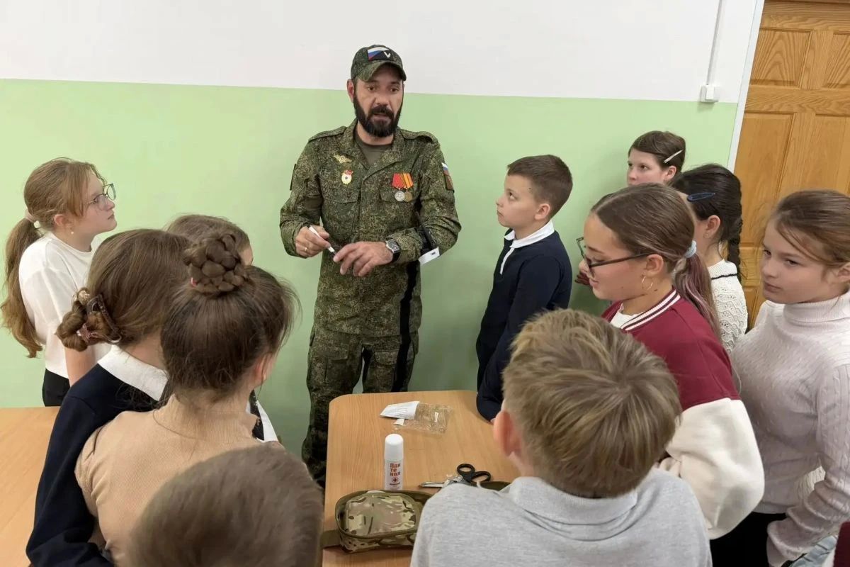 Ветеран СВО Павел Микряков рассказал пятиклассникам о быте солдата и силе детских писем