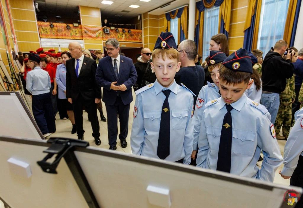 Выставка портретов павших героев СВО открылась в колымском поселке Палатка Выставка портретов павших героев СВО открылась в колымском поселке Палатка