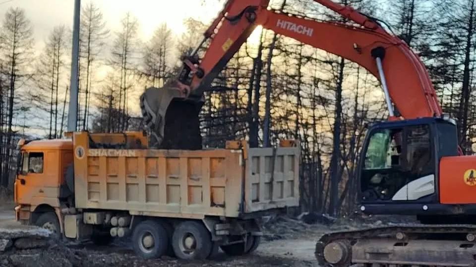 В посёлке Сокол подрядчик ведёт текущий ремонт автомобильной дороги на улице Королёва В посёлке Сокол подрядчик ведёт текущий ремонт автомобильной дороги на улице Королёва