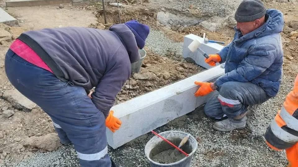 В посёлке Сокол подрядчик ведёт текущий ремонт автомобильной дороги на улице Королёва В посёлке Сокол подрядчик ведёт текущий ремонт автомобильной дороги на улице Королёва