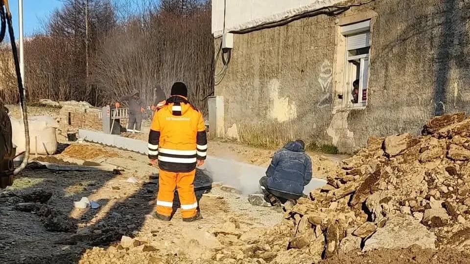В посёлке Сокол подрядчик ведёт текущий ремонт автомобильной дороги на улице Королёва В посёлке Сокол подрядчик ведёт текущий ремонт автомобильной дороги на улице Королёва