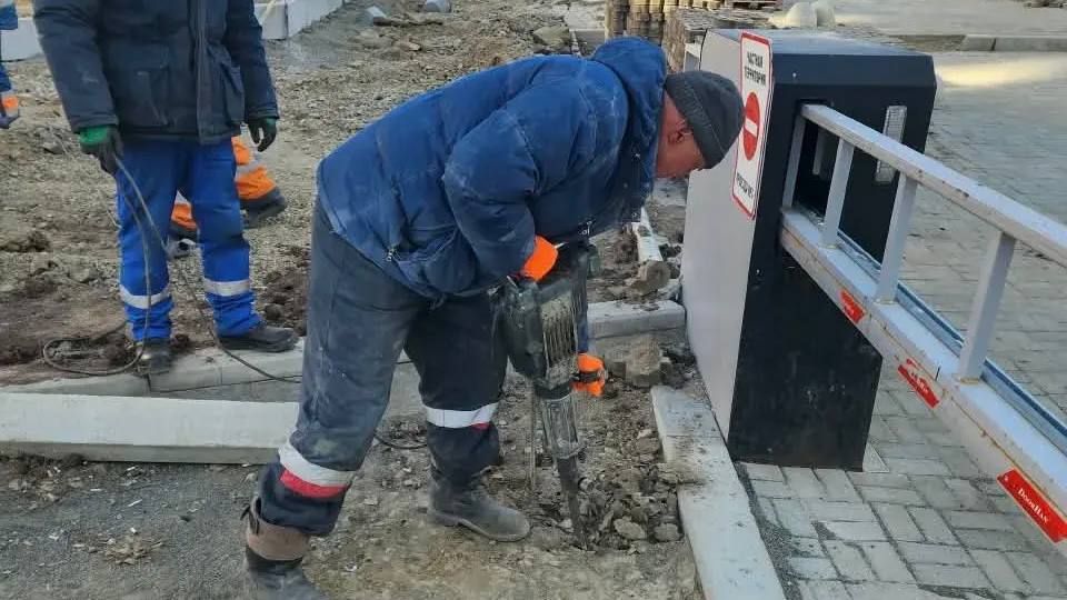 В посёлке Сокол подрядчик ведёт текущий ремонт автомобильной дороги на улице Королёва В посёлке Сокол подрядчик ведёт текущий ремонт автомобильной дороги на улице Королёва