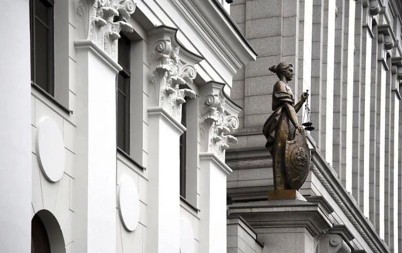 Верховный суд утвердил Концепцию внедрения ИИ в судопроизводство до 2030 года Десять лет назад судьи в России работали с бумажными книгами, а секретарь вел записи вручную
