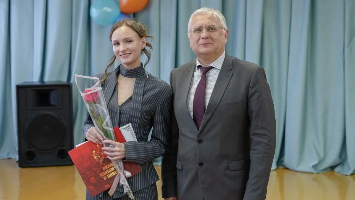 Лариса Поликанова: Лучших школьников и начинающих педагогов города отметили именными сертификатами мэра Магадана Лариса Поликанова: Лучших школьников и начинающих педагогов города отметили именными сертификатами мэра Магадана