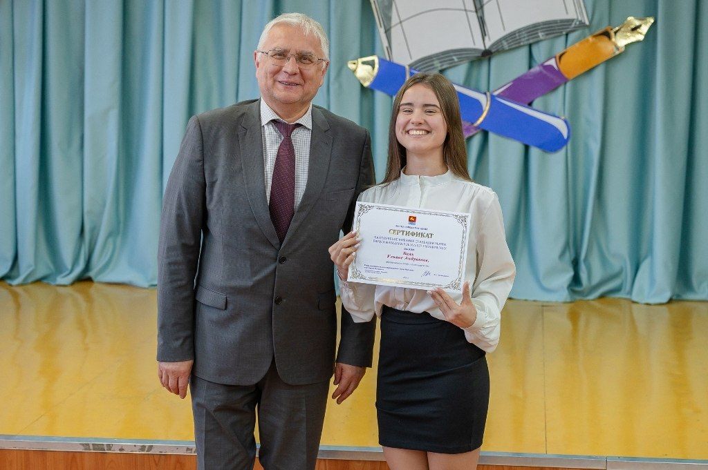 Во Дворце детского (юношеского) творчества прошел традиционный праздник вручения сертификатов стипендиатов лучшим учащимся столицы Колымы и молодым педагогам Во Дворце детского (юношеского) творчества прошел традиционный праздник вручения сертификатов стипендиатов лучшим учащимся столицы Колымы и молодым педагогам