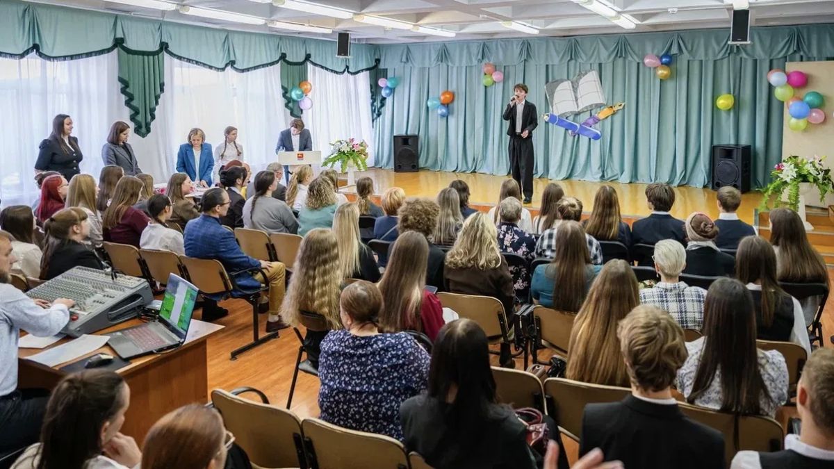 Лариса Поликанова: Лучших школьников и начинающих педагогов города отметили именными сертификатами мэра Магадана Лариса Поликанова: Лучших школьников и начинающих педагогов города отметили именными сертификатами мэра Магадана