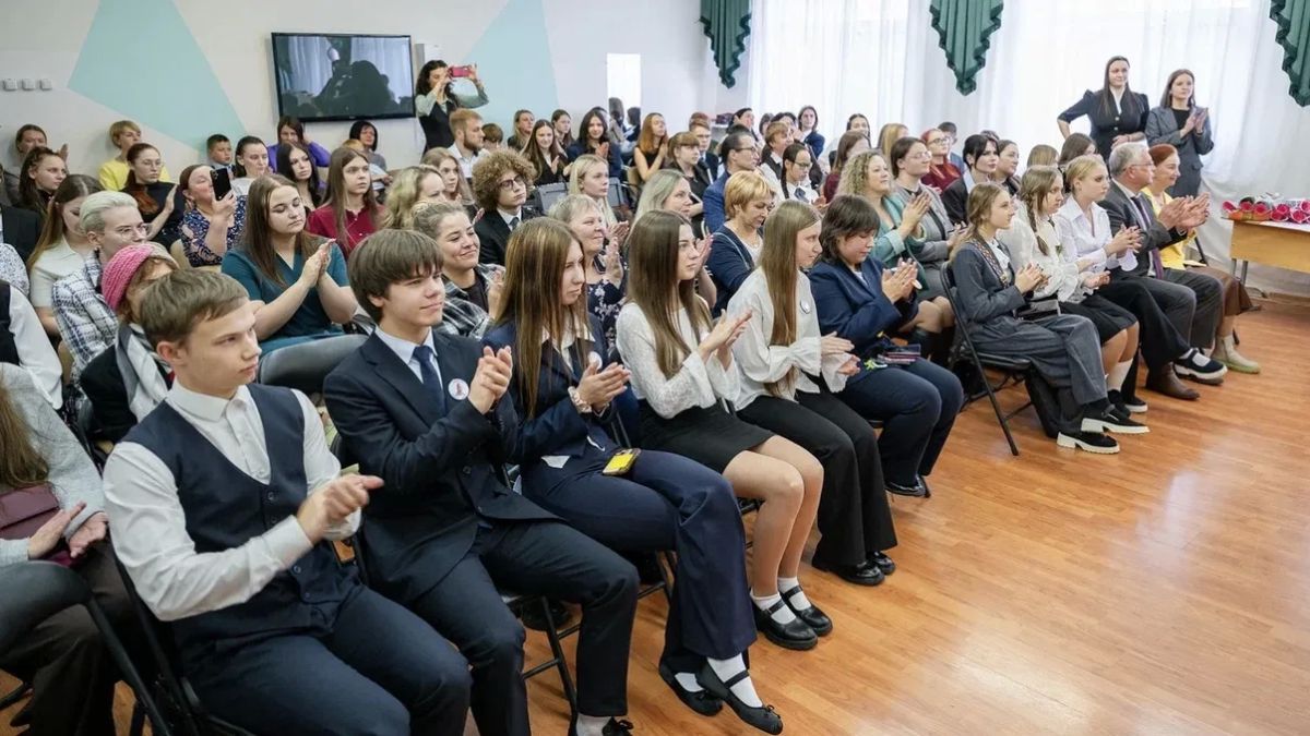 Лариса Поликанова: Лучших школьников и начинающих педагогов города отметили именными сертификатами мэра Магадана
