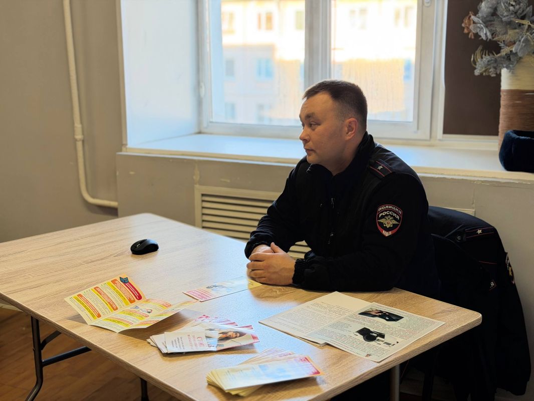 Финграмотность для старшего поколения: в Магадане полицейские предостерегли пенсионеров от уловок аферистов Финграмотность для старшего поколения: в Магадане полицейские предостерегли пенсионеров от уловок аферистов