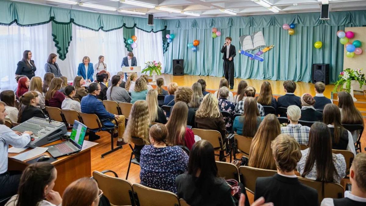Лучших школьников и начинающих педагогов города отметили именными сертификатами мэра Магадана Лучших школьников и начинающих педагогов города отметили именными сертификатами мэра Магадана