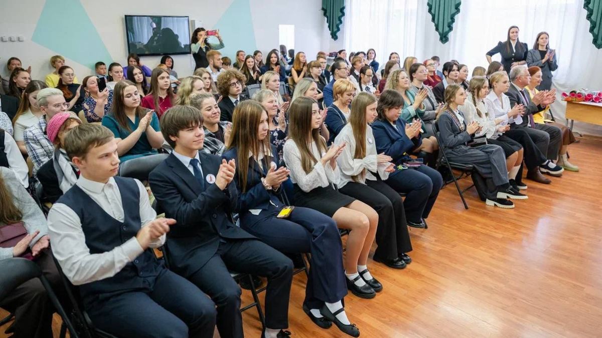 Лучших школьников и начинающих педагогов города отметили именными сертификатами мэра Магадана